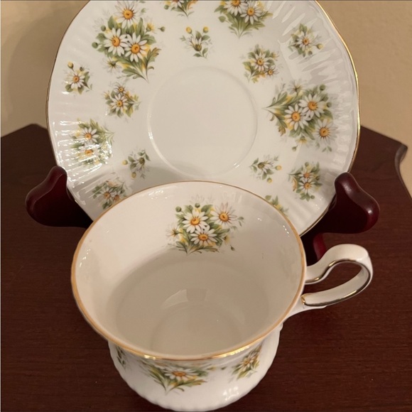 614. VINTAGE QUEEN’S BONE CHINA CUP & SAUCER SET - Picture 2 of 5